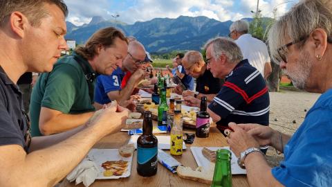 Zwischenverpflegung beim Pétanque-Spiel