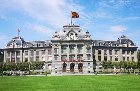 Uni Bern mit Bernafahne